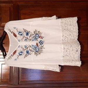Womens Modlily White Blouse w/blue flower design. 3/4 sleeve w/lace trim. XL